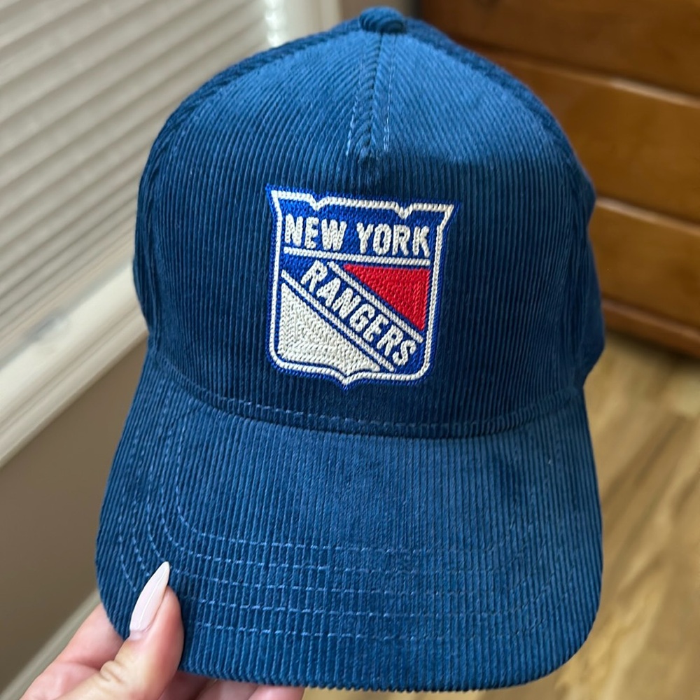 Never worn. Doesn’t fit